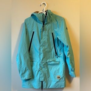 Size small North Face teal rain jacket. In excellent condition.